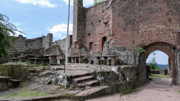 Beim Eintritt in die Kernanlage erblickt der Besucher mehrere Bauwerke aus unterschiedlichen Epochen.Auf dem Plateau könnten Anbauten, vielleicht ein Turm gestanden haben Haupttor Innenseite der Madenburg
