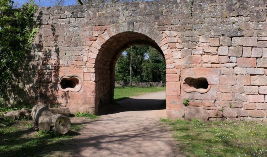 Das tonnengewölbte 2,70m breite Haupttor ersetzte das an der gleichen Stelle vorhandene schwächere Tor . Rechts und links des in Renaissanceformen errichteten 2,70 Meter weiten
Tores aus dem Jahr 1550 sind zwei gestufte Brillenscharten gegen den Zugangsweg gerichtet.