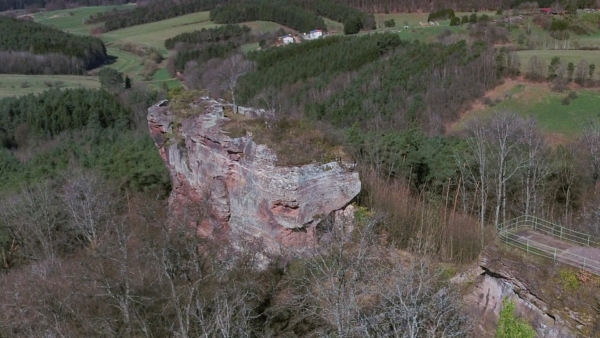 Der westliche Burgfelsen wurde Ende des 16. Jh. bebaut.