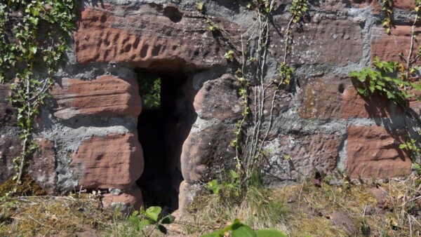 Hochrechteckige Öffnung im Mauerkeil