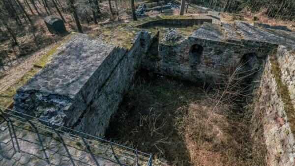 mit Lichtöffnungen im EG der Südmauer. Außenmaß 13,33m x 13,33m, Mauerstärke 2,5m. Das Ergebschoss hat eine Grundfläche von 58m², Die Scharten dürften kaum mitlitärische Zwecke gehabt haben.