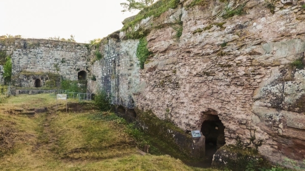 In den Zentralfelsen eingearbeitete Durchbrüche, Zisternen und Zugänge zur Schildmauer. Felsdurchbruch zum inneren Burghof war früher der Eingang in die Kernburg.