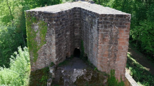 Keilmauer mit Scharten