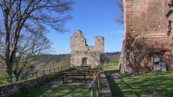 Langgezogenes Dienstgebäude in der Unterburg von 1560