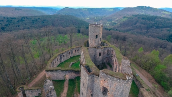 Nur die obere Pforte ist der Erbauerzeit zuzuordnen. Die Feindabgewandte Seite des Bergfrieds, vom Burghof aus betrachtet.: Pforte rechts ist eine nachträglich eingebrochene Lichtöffnung, um die Besteigung des Turms durch Besucher zu erleichtern.