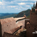 Durch die rundbogige Tordurchfahrt in der neueren Schildmauer (links) erreicht man den nördlichen Zwinger, der dem ursprünglichen Halsgraben der mittelalterlichen Burg entspricht. Während der Kampfhandlungen von 1622 war der nördliche Zwinger stark umkämpft. Neuere Schildmauer der Madenburg (1595) Innenseite