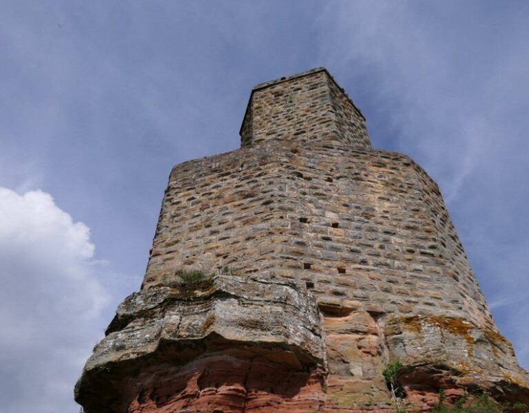 Der Bergfried ist 6m breit, 7m lang und ca 17m hoch und überragt die Schildmauer um 9 Meter. Typisch für die Stauferzeit ist die beeidruckende fensterlose Buckelquadermauerschale.