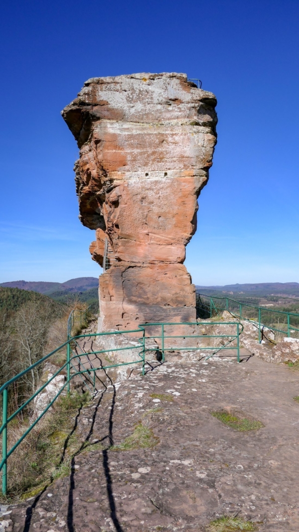Der markante Aufsatzfelsen wird auch Backenzahn und Drachenkopf genannt.