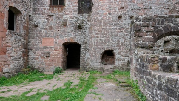 Der 1550 fertig gestellte Philippsbau hatte urspünglich 3 Geschosse und war verputzt. Mitteltrakt zwischen Vor- und Hauptburg mit Durchgang