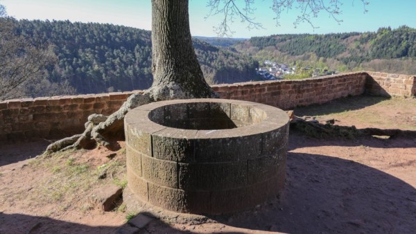 Neu aufgemauerter Burgbrunnen