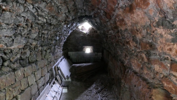 Aus den beiden Scharten konnte der untere Raum entlang der Zwingermauer bestrichen werden, der für darüber liegende Scharten (#4, 5) ein "toter Raum" dargestellt hätte. Da die Scharte auf Bodenniveau liegt, kann sie auch als "Fußscharte"bezeichnet werden. Unten ist auch der Einsatz eines kleinen Geschützes (z.B. Serpentinell auf Schießbock) oder von Doppelhaken auf Bocklafette vorstellbar.
Foto mit freundlicher Genehigung des Scharfeneck-Vereins.