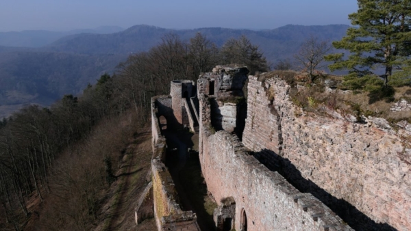 Zwei Zwingermauern schützen die sich auf dem Kernfelsen und dahinter erstreckende Kernburg von Neuscharfeneck
