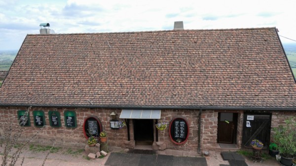 Im Hofabschnitt, wo heute die 1922 errichtete Burgschänke steht, standen ursprünglich Wirtschaftsgebäude und Stallungen. Neuzeitliche Burgschänke der Madenburg