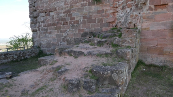 (Neuzeitliche) Stützmauer an der Hofseite
