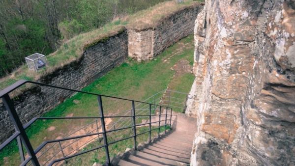 Hier führt eine neuzeitliche Steintreppe anstelle der ursprünglich in den Sandstein eingehauenen schmalen Treppe zur eigentlichen Kernanlage auf dem mehr als zehn Meter höher gelegenen Burgfelsen.