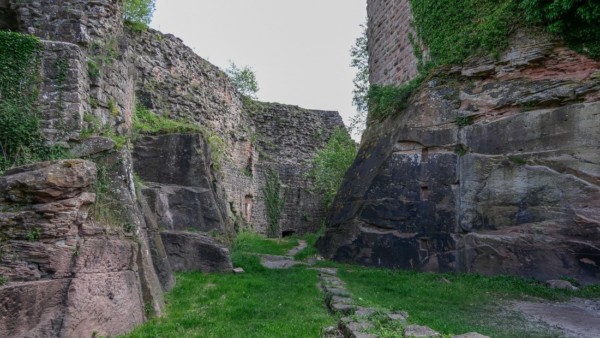 Bis zum Ausbau der Madenburg nach dem Bauernkrieg war der (heute) innere Halsgraben die äußere Befestigung der Burg. Nordzwinger bzw. Älterer Halsgraben