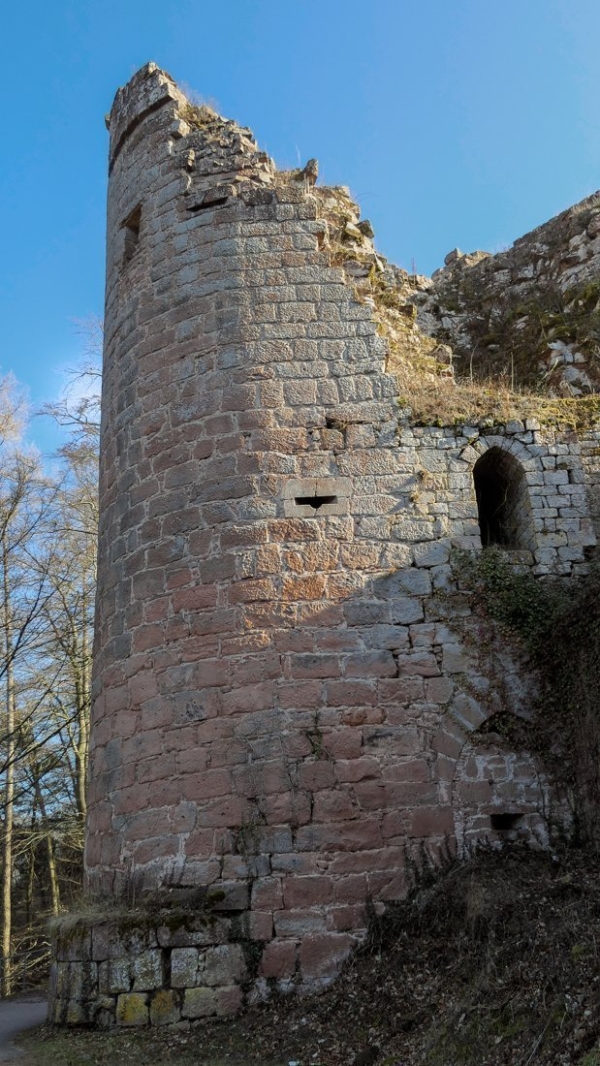 Dieser Nordbastion wurde 1634 so zerstört, dass sie heute nicht mehr zugänglich ist. Mehrere Scharten sind zu erkennen. Abb. 3 und 6