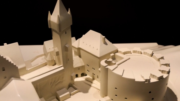 Das in der Sterbekammer stehende Burgmodell zeigt hinter dem hochaufragenden Turm eine bebauungsfreie Plattform für einen Mörser. Man nimmt an, dass der "alte" Bergfried 1522 bereits abgetragen war. Die Mörserstellung war hinter der Schildmauer noch gedeckt. Rechts die Dachebene des Großen Rondells.