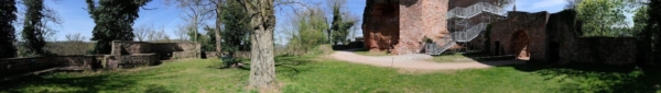 Äußerer Vorhof und untere Ringmauer (4m stark) sog. "Sternwerk", in der Mitte der Burgfels (der eigentliche "Nanstein"), rechts das Haupttor