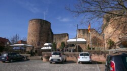 Parkplatz vor der Burg Neuleiningen