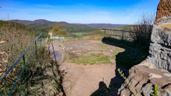 Auf dem Plateau westlich des Aufsatzfelsens standen einst Fachwerkbauten