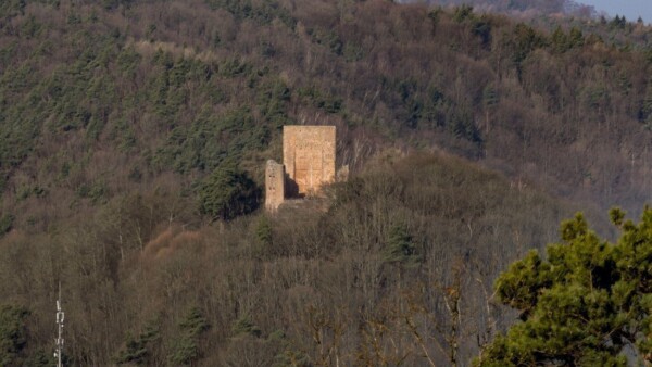 Vom Rastplatz Fünf-Burgenblick sieht man die Ramburg oberhalb von Ramberg.