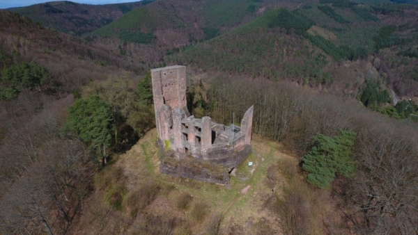 Die Ramburg liegt auf dem 444 Meter hohen Schlossberg ca. 1,5 Km nordwestlich des Dorfes Ramberg. Aufgrund ihrer Höhe wurde die Ramburg mehrfach durch Blitzeinschläge mit Folgebränden zerstört, alleine zweimal im Jahre 1560.