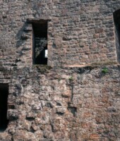 Renaissancefenster, Stichbogige große Fensteröffnungen, Zugang zum Abort Seitlich versetzte Zugänge zu den Abtritten gibt es in jeder Wohnebene des Palas