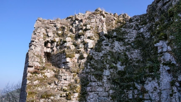 Neuscharfeneck: Nordverdickung der Schildmauer mit sichtbaren Spuren der Sprengung durch Schweden im Okt 1634. Die Qualität des Pulvers reichte noch nicht aus, um die Schildmauer zum Einsturz zu bringen.