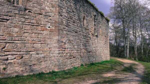 Es lohnt sich, die Burganlage entlang der äußeren Ringmauer zu umrunden, bevor man die Burg durch den Torzwinger betritt.