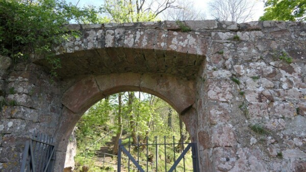 Rundbogiges Tor von der Hofseite aus gesehen