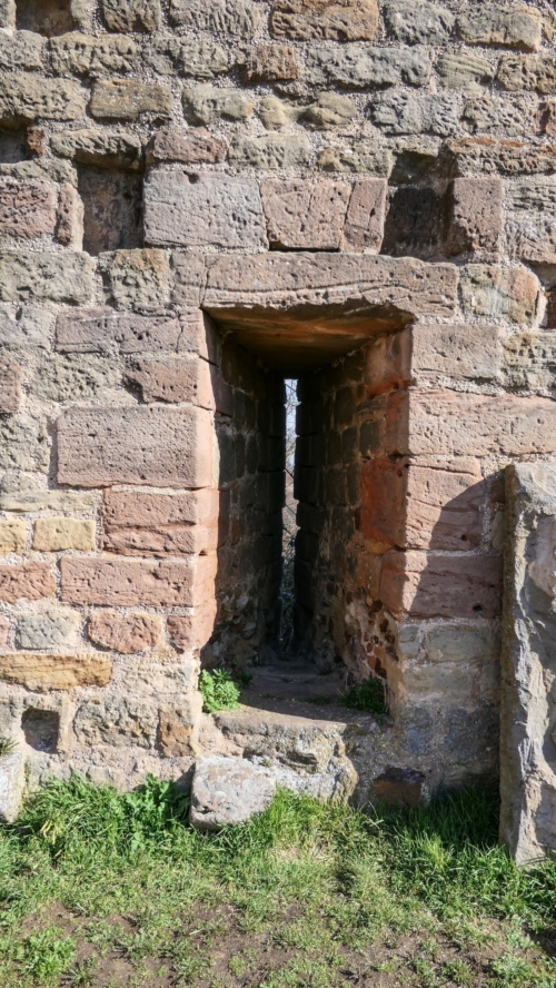 Schartenkammer für Bogen in der Nordmauer