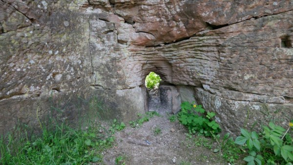 Zwischen Philippsbau und Küche befindet sich in der westlichen Ringmauer eine tiefliegende Schießscharte für eine Handwaffe. Damit konnte vor die Torbastion gewirkt werden. Schießscharte in der Hauptburg auf den Westzwinger