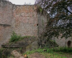 Der markante Sporn der Schildmauer sollte anfliegende Kanonenkugeln zur Seite ablenken, die schiefe Form erhöhte zugleich die Mauerstärke. Madenburger Schildmauersporn mit Kanonenscharte