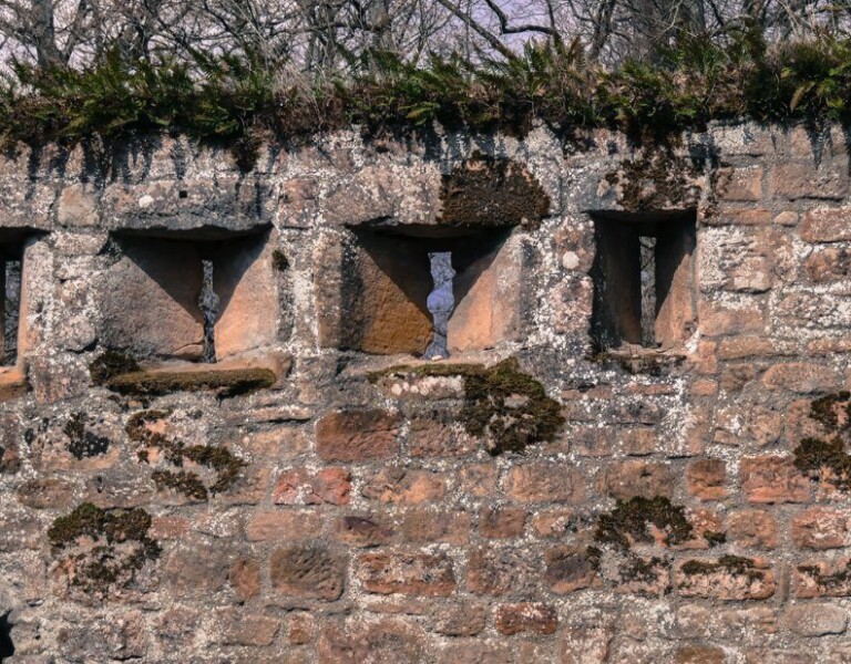 Schlüssellochscharten in der Riegelmauer des Vorwerks für die Armbrust. Für den Einsatz von Pulverhandwaffen sind die Scharten zu eng.