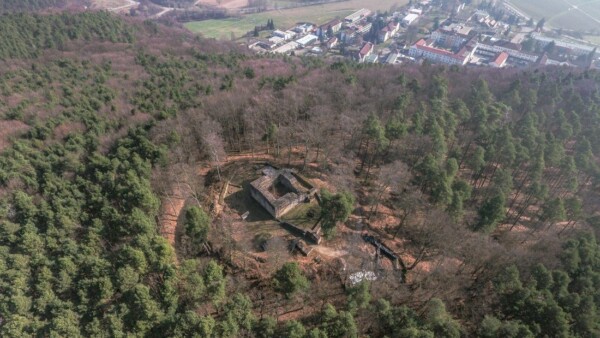 Die Kernburg misst ca. 40 x 35m. Unten rechts, etwas abgesetzt, eine Ausgrabungsstelle in der Vorburg. Gut zu erkennen ist die Bergkuppe, auf der die Turmhügelburg errichtet ist.
