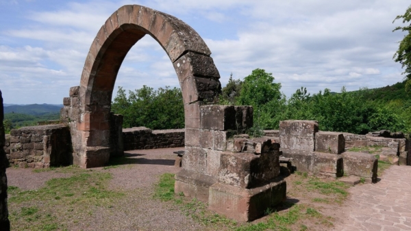 Reste der um 1530 errichteten Torbastion vor dem Haupttor zur Kernburg. Die Bastion zog sich auf der Westseite halbkreisförmig in den Hang. Aus der Bastion war auch der Einsatz von Geschützen vorgesehen. Spitzbogiger Gewölbegurtbogen in der ehemaligen Torbastion