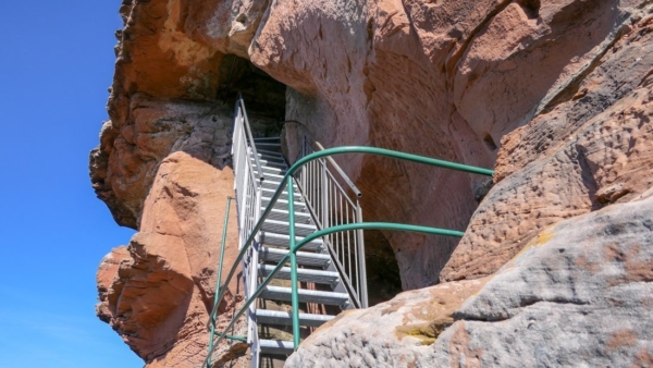Auf der Stahltreppe gelangt der Besucher auf den höchsten Punkt der Ruine