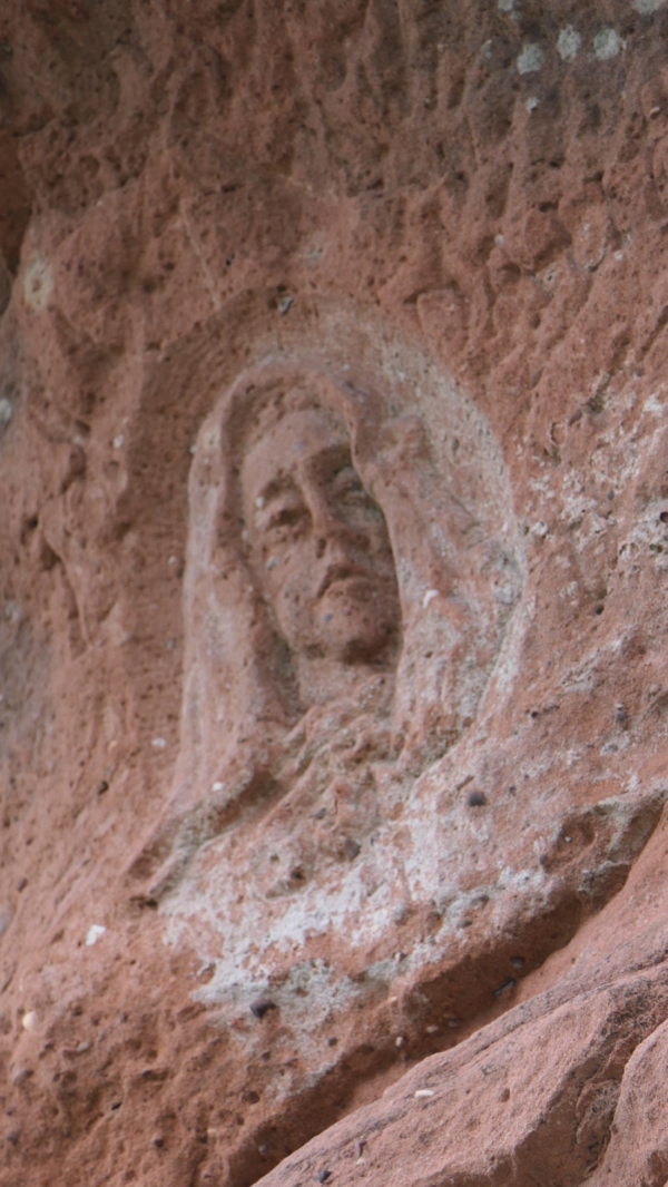 Pfgf. Friedrich bei Rhein ging 1458 eine Verbindung mit der Sängerin und Hofdame Klara Tott (auch Dett) aus Augsburg ein, die er am Münchener Hof kennengelernt hatte. Da Kurfürst Friedrich I. bis zu seinem Tode nur stellvertretend für seinen Neffen und Adoptivsohn Philipp den Aufrichtigen regierte, verzichtete er für seine beiden Söhne mit Clara Tott auf reguläre Erbansprüche. Zur Versorgung Klara Totts und seiner Söhne hatte Friedrich u.a. Schloß Scharfeneck vorbehalten.