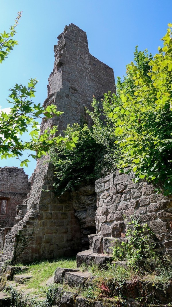 Der Bergfried war vermutlich war er über einem fünfseitigem Grundriss errichtet. Auf der Südseite ist der etwa 10 Meter hoch gelegene Einstieg noch zu sehen. Seine Mauerstärke ist vergleichsweise zu anderen Burgen der Stauferzeit gering. Südwand des abgegangen Bergfrieds