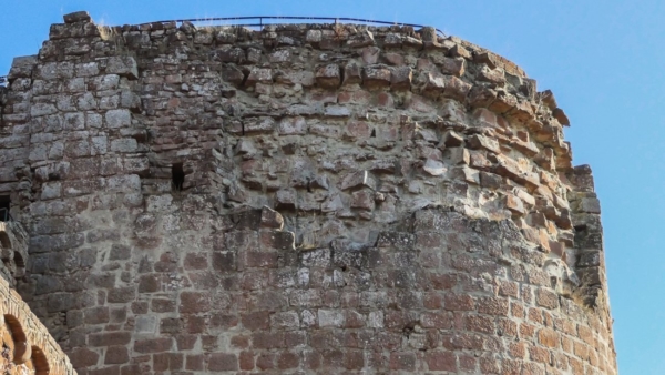 Südliche Verdickung der Schildmauer mit hochrechteckiger Schlitzscharte. Die äußere Mauerschale oben ist herausgebrochen.