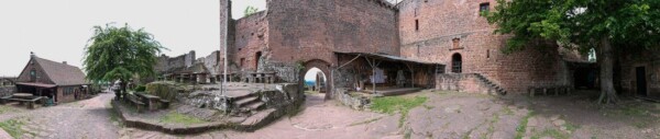 Der Fels in der Mitte des Bildes entspricht dem Bodenniveau der Madenburg vor dem 16. Jahrhundert. Damals wurde nämlich der Fels zur Gewinnung von Baumaterial für Erweiterungen nach dem Bauernkrieg abgetragen und der Hof tiefer gelegt. südliche Vorburg mit Mitteltrekt, Haupttor, Obere Terrasse, Burghof