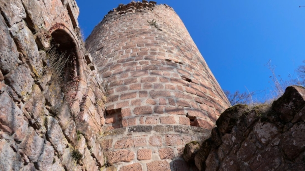 Während der weiteren Erweiterung der Anlage nach dem Bauernkrieg 1525-1530 hat man den Zugangsweg südlich um die Burg herum geführt und dabei eine hölzerne Brückenkonstruktion mit einem durch den dritten Pfeiler führenden Zugbrückenteil ergänzt. Das Tor verfügt über die Laibung einer Zugbrücke.