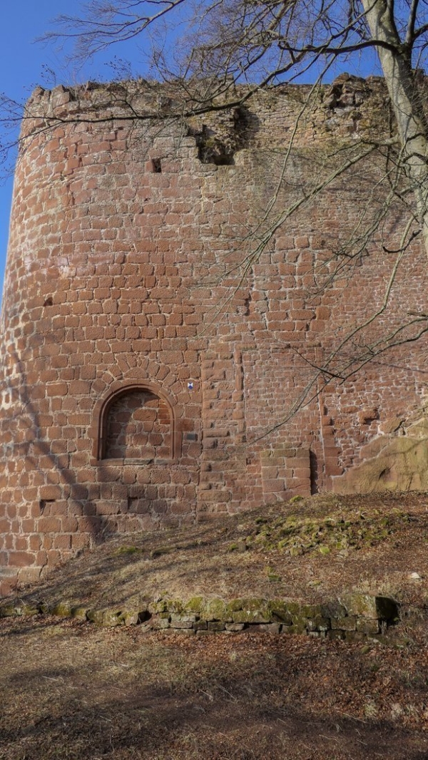 Ehemalige Zugänge zur Burganlage durch die Schildmauer. Der rechteckige Einlass stammt vermutlich noch aus der ersten Burg um 1250, als der Zugang noch über eine den Halsgraben überspannende Brücke führte, die im letzten Teil als Zugbrücke ausgeprägt war. Der linke Bogen war wohl als ein Burgzugang in den Südzwinger geplant, aber zugunsten eines Weges um den Südbering herum verworfen und wieder zugemauert worden.