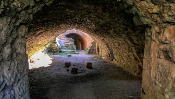 Gut erhaltene halbrunde Tonnengewölbe in den Kellern der Unterburg