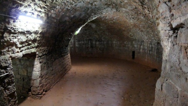 Der Zugang zum Kellergewölbe erfolgt durch den Kellergang des Palasbaus. Links in er Decke ist eine Durchreiche- und Kommunikationsöffnung zu sehen. Von hier aus wurde Munition mit einem Flaschenzugkran nach oben verlastet.