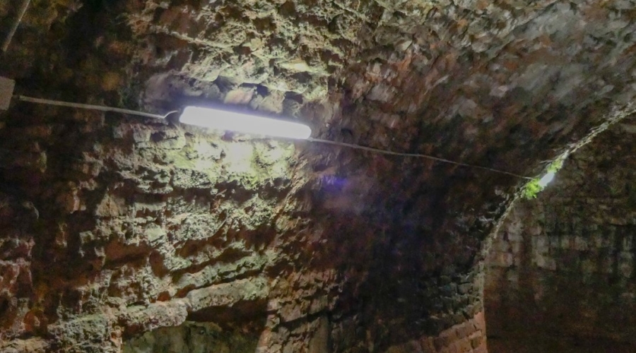 Links in der Decke ist eine Durchreiche- und Kommunikationsöffnung zu sehen. Von hier aus wurde Munition mit einem Flaschenzugkran nach oben verlastet.