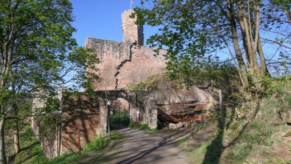 Toranlage hinter ehemaligem Halsgraben