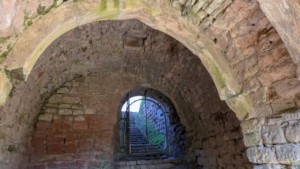 Torhalle mit Gewölbeöffnung im Untergeschoss des Torturms