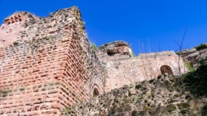 Der wuchtige Torbau schützte den Zugang zur Burg